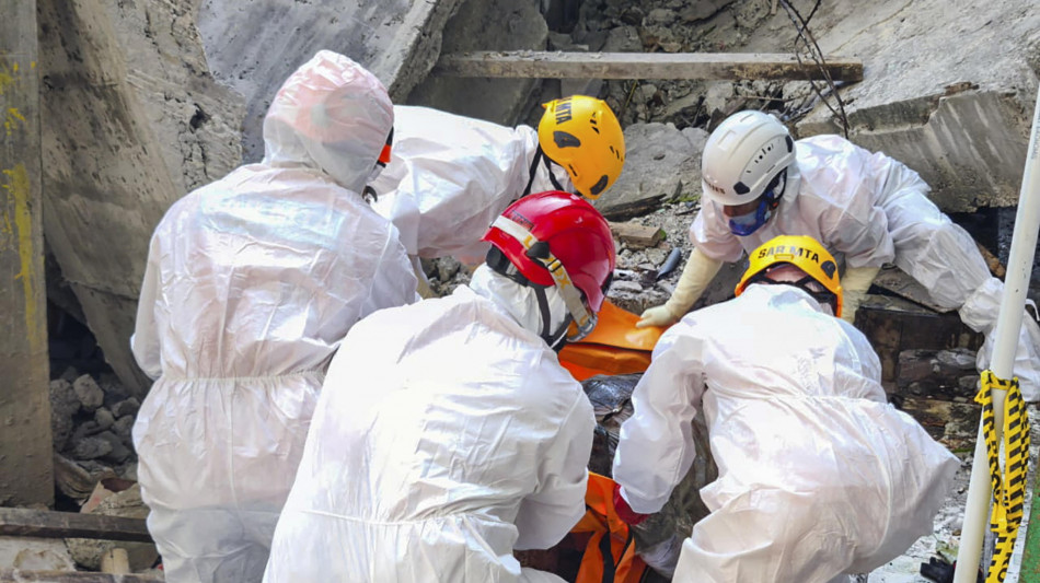 Crollo scuola in Indonesia, il bilancio è di 37 vittime