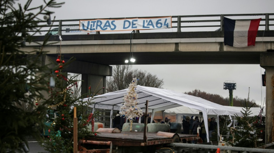 Col&egrave;re agricole: sur les derniers barrages, entraide et festivit&eacute;s pour durer