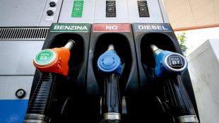 Carburanti ancora in calo, benzina a 1,829 euro al litro