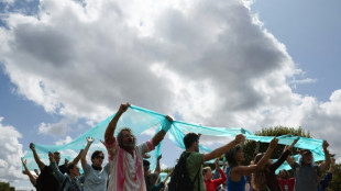 Convoi de l'eau: apr&egrave;s l'&eacute;chec de la demande de moratoire, plus d'un millier de personnes d&eacute;filent &agrave; Paris