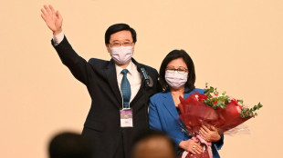 Xi hails 'new atmosphere'&nbsp;in Hong Kong, welcomes next leader