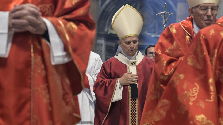 Papa Leone in preghiera sulla tomba di Francesco