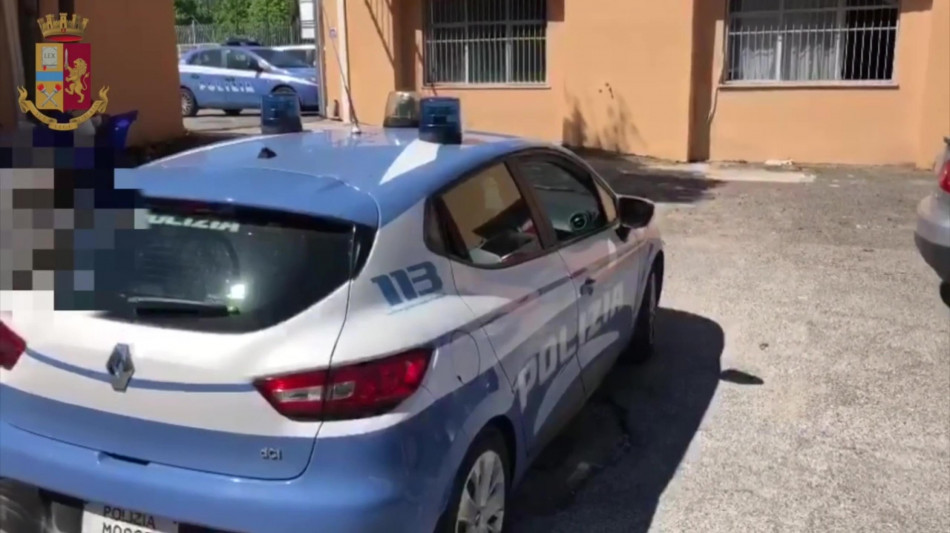 Abusi su due studentesse minorenni, prof sospeso a Formia