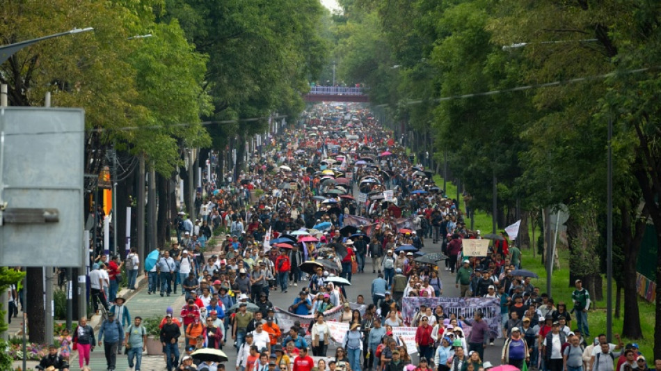 Maestros de M&eacute;xico en huelga piden que Sheinbaum presida las negociaciones