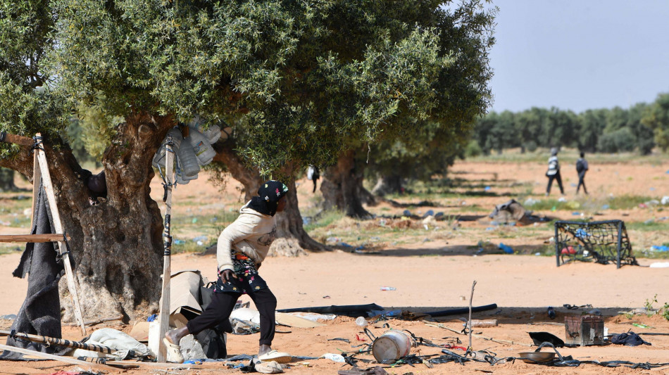 Tunisia, iniziato sgombero dei campi di migranti a Sfax