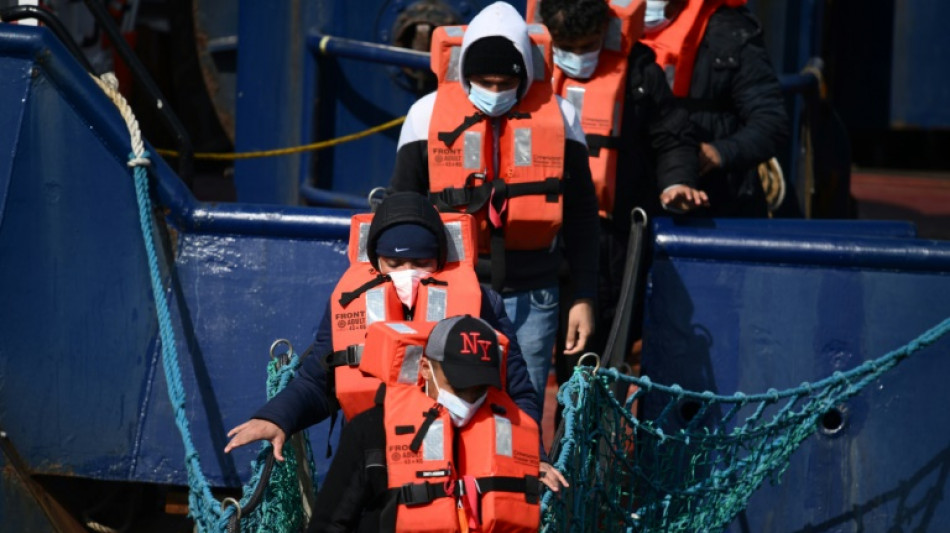 Justicia brit&aacute;nica rechaza recursos contra expulsi&oacute;n de migrantes ilegales a Ruanda