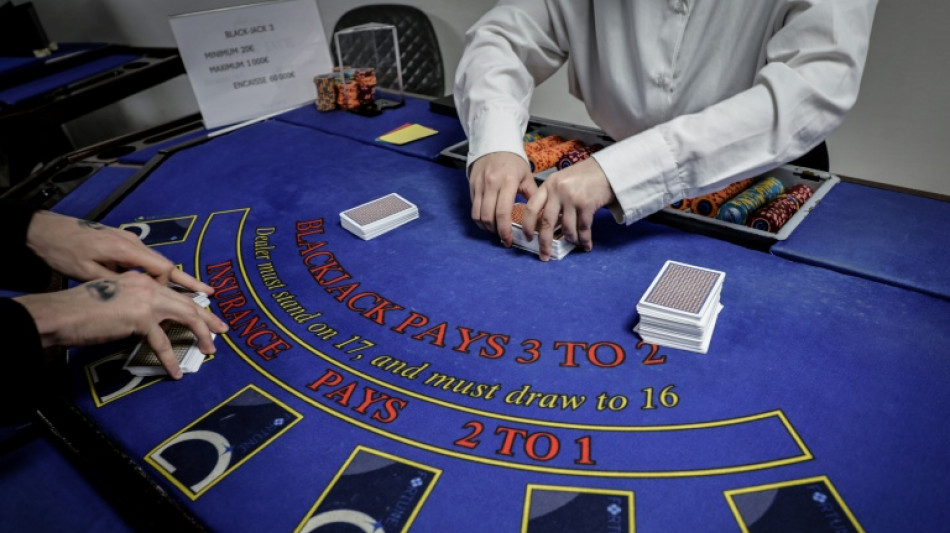 Les croupiers fin pr&ecirc;ts pour l'ouverture mardi du plus grand club de jeux parisien