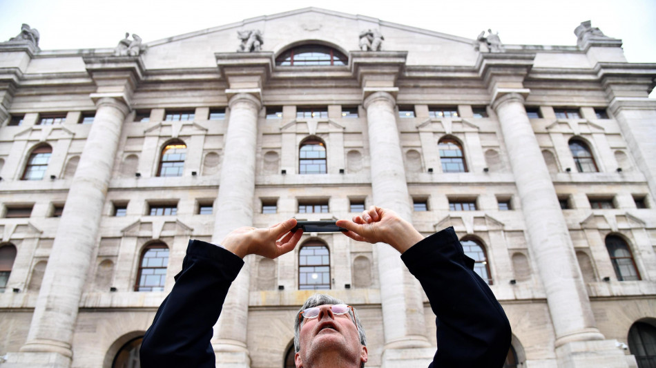 Borsa: Milano apre in rialzo (+0,59%), corre Stellantis