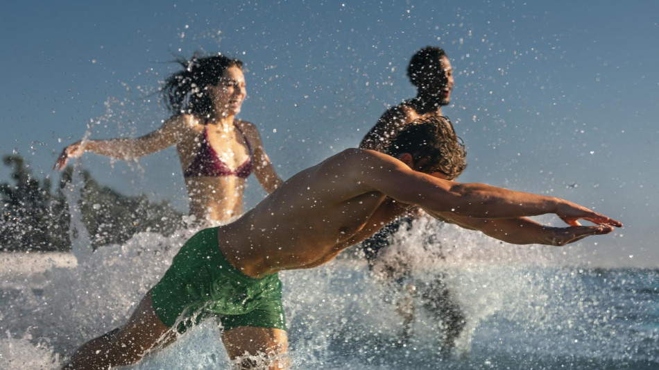 Nuoto: sport e avventura senza confini, ecco la nuova linea Arena beachwear SS26