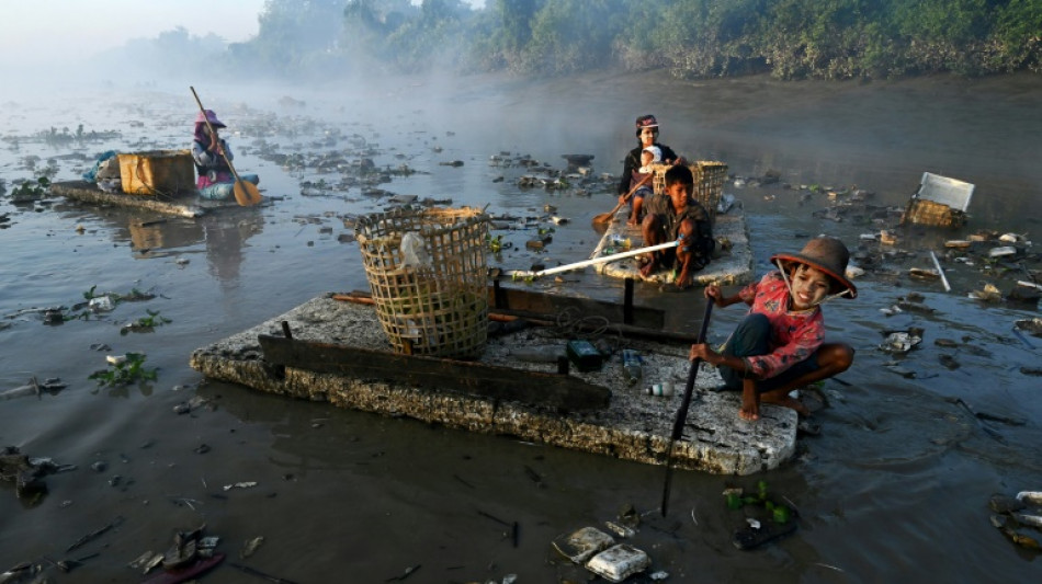 Plastique, canettes et... cadavres: avec les nettoyeurs des rivi&egrave;res de Rangoun
