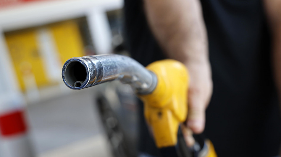 Non si arresta il calo del petrolio, il wti sotto i 100 dollari