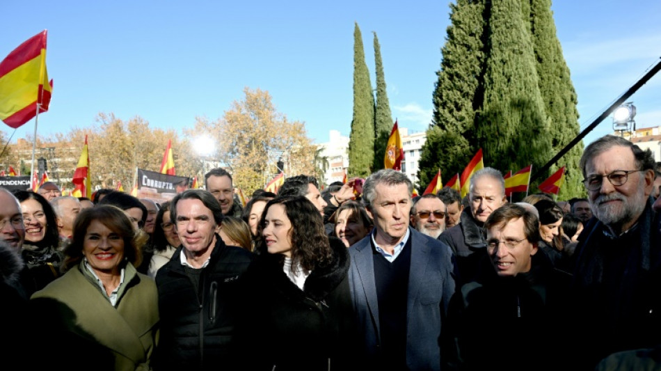La derecha espa&ntilde;ola protesta en Madrid contra Pedro S&aacute;nchez, asediado por varios casos judiciales