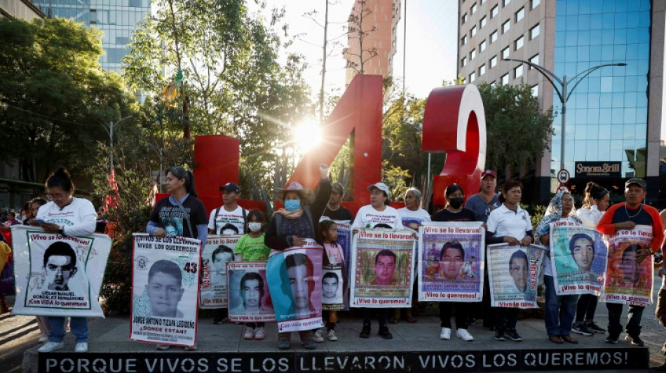 Mexique: des manifestants enfoncent la porte du palais pr&eacute;sidentiel 