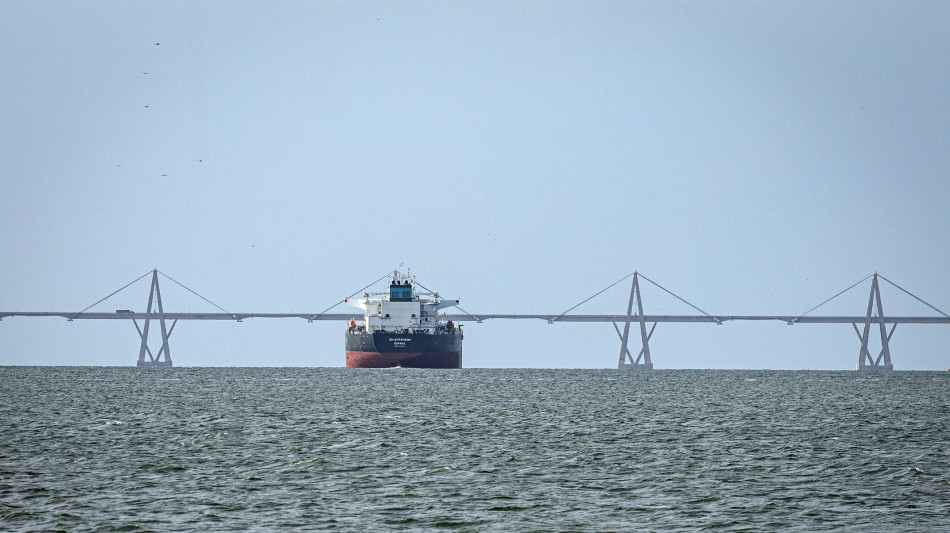 Petrolio a picco, Brent a minimi da 2021, Wti perde l'8%