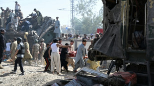 Decenas de muertos por un ataque con bomba contra un tren en Pakist&aacute;n