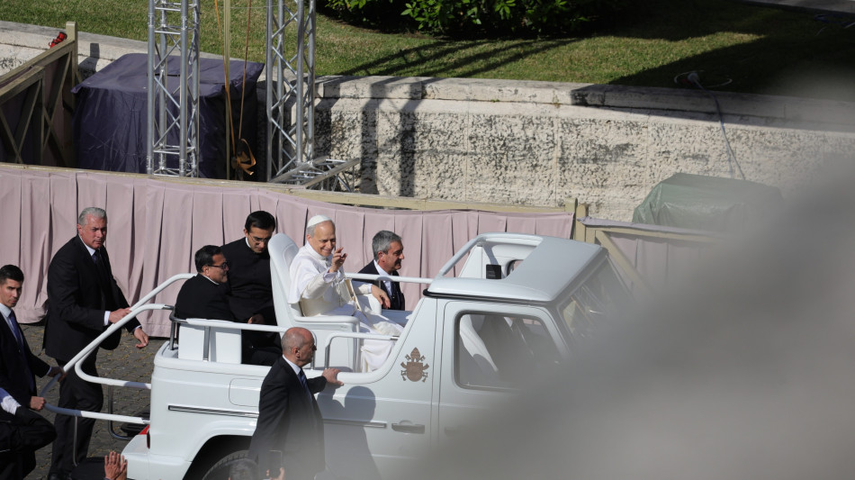 Leone in papamobile saluta i fedeli