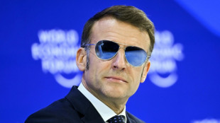 "Bonjour!" Starmer s'amuse des lunettes de Macron, qui lui r&eacute;pond 