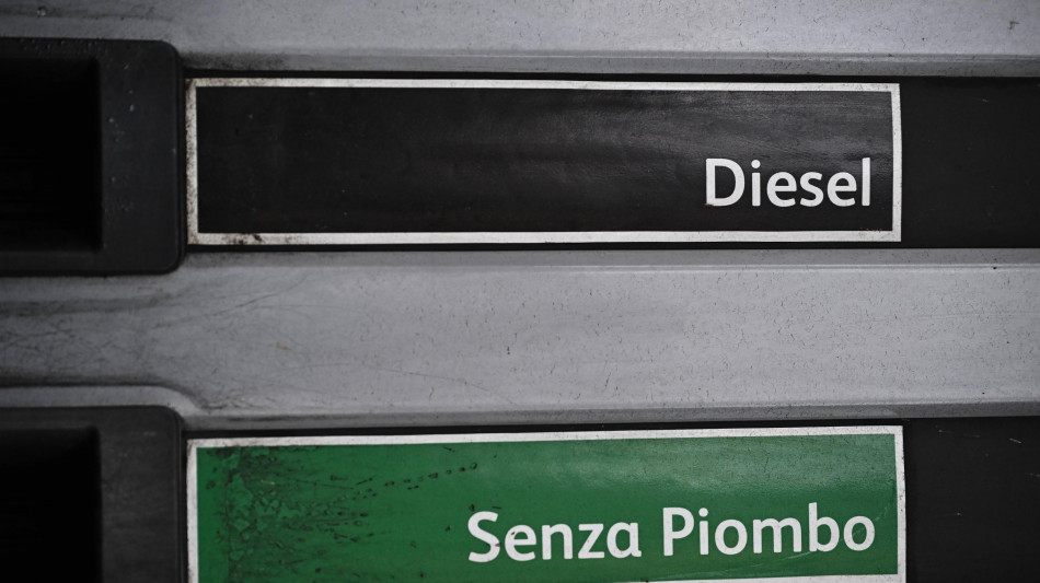 Prezzo del petrolio in rialzo, Wti scambiato a 102,89 dollari