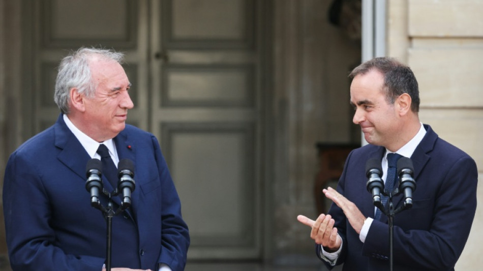 Lecornu promet des "ruptures" en arrivant à Matignon