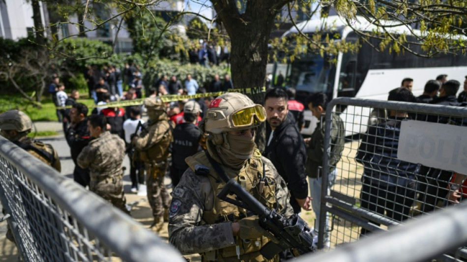 Un atacante muerto y otros dos heridos en un tiroteo frente al consulado israel&iacute; en Estambul