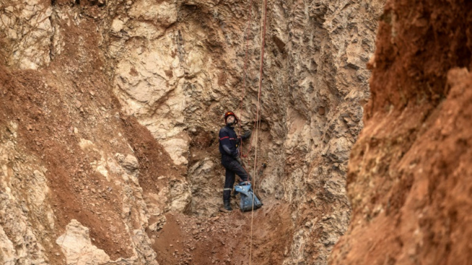 Socorristas marroqu&iacute;es entran al t&uacute;nel para rescatar al ni&ntilde;o Rayan 