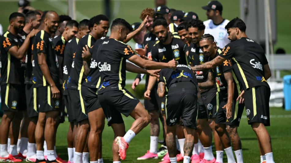 Neymar &eacute; festejado pelos companheiros ap&oacute;s primeiro treino com a Sele&ccedil;&atilde;o na Copa