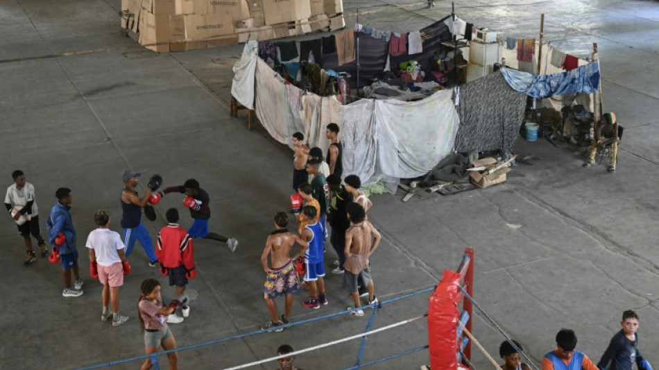 Familias sin hogar sobreviven en un gimnasio en medio de la crisis en Cuba