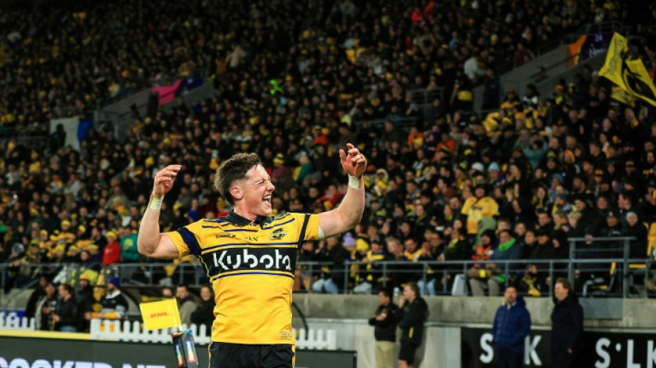 Hurricanes blow away Chiefs in record-breaking Super Rugby final