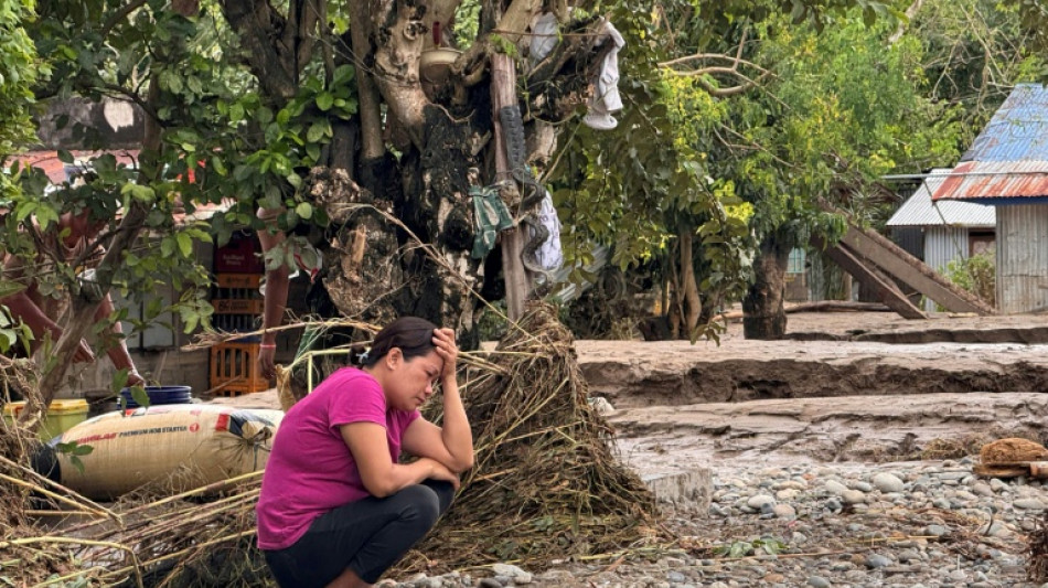 El tif&oacute;n Fung-wong inunda ciudades filipinas y deja cinco muertos a su paso
