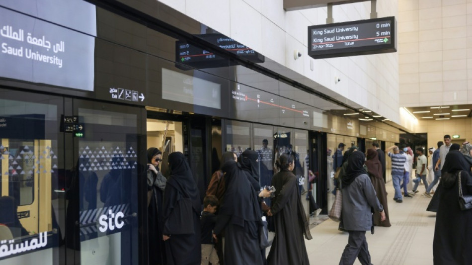 Mulheres sauditas praticam dança do ventre em segredo