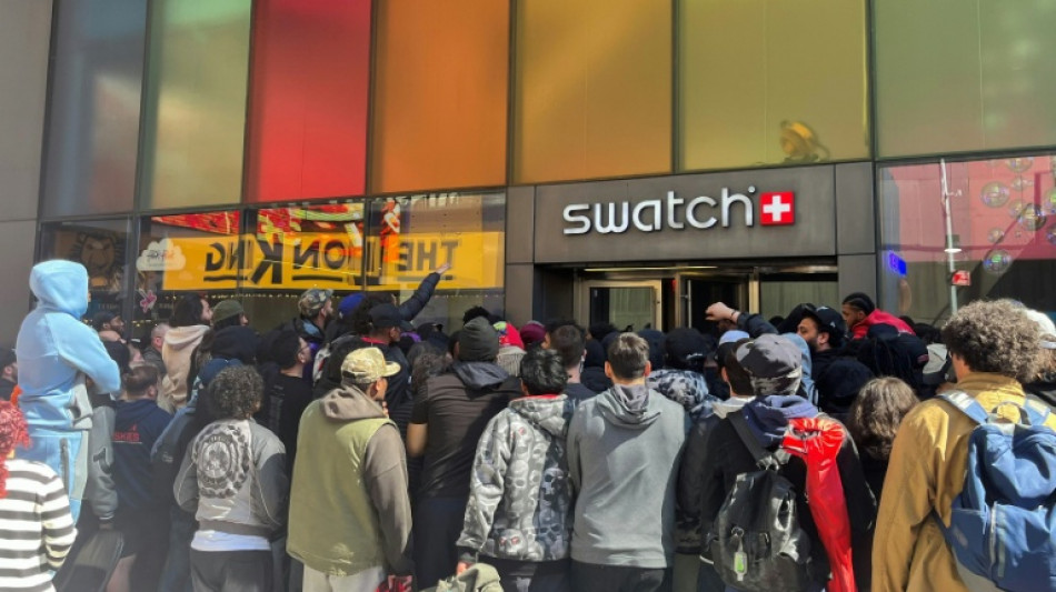 Violencia y cierres de tiendas por venta de colecci&oacute;n de relojes Swatch-Audemars Piguet