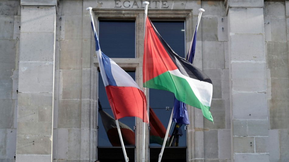 Des drapeaux palestiniens au fronton des mairies lundi, malgré la mise en garde de Beauvau