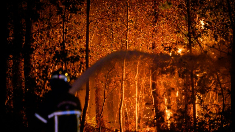 Gironde: l'incendie toujours en cours, 1.300 hectares br&ucirc;l&eacute;s 