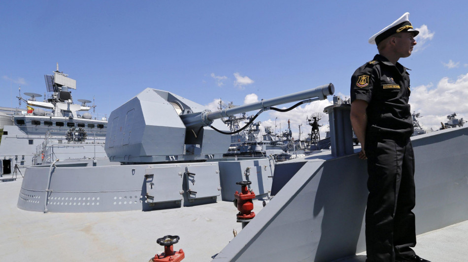 Media, fregata russa spara colpo di avvertimento verso yacht nella Manica