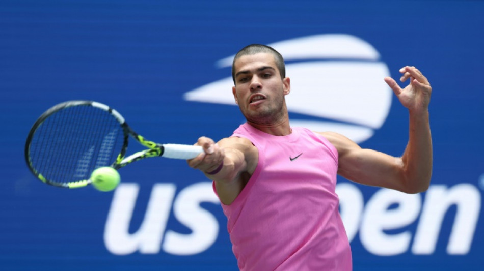 Alcaraz pasa a octavos del US Open con un susto físico