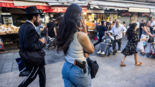 Mujeres israel&iacute;es se apresuran a comprar armas desde el 7 de octubre
