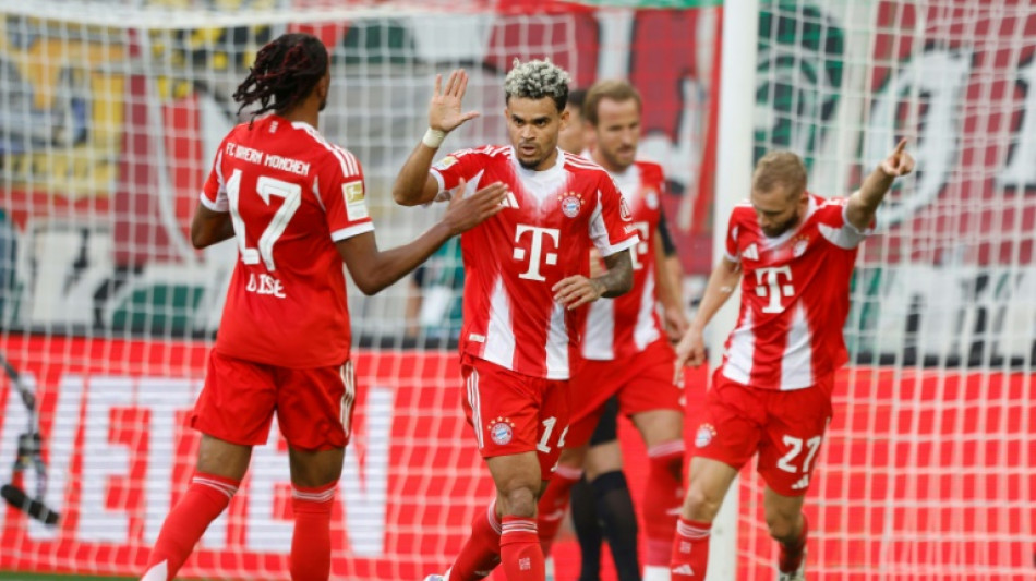 Bayern survive late Augsburg scare, Ten Hag's tough start continues