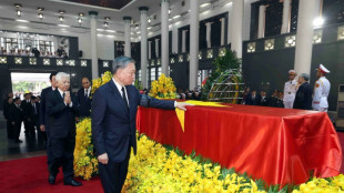 Miles de personas despiden al l&iacute;der de Vietnam en su funeral