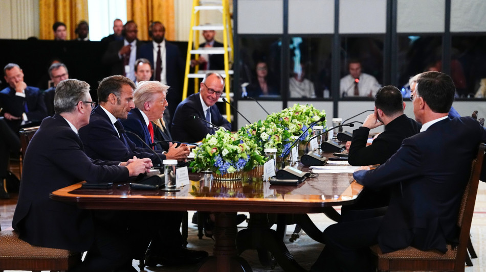 Merz, serve un cessate il fuoco prima del trilaterale