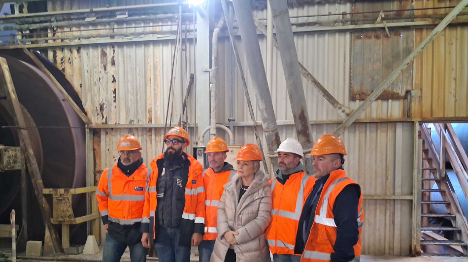 Operai Eurallumina scendono dal silo dopo 12 giorni