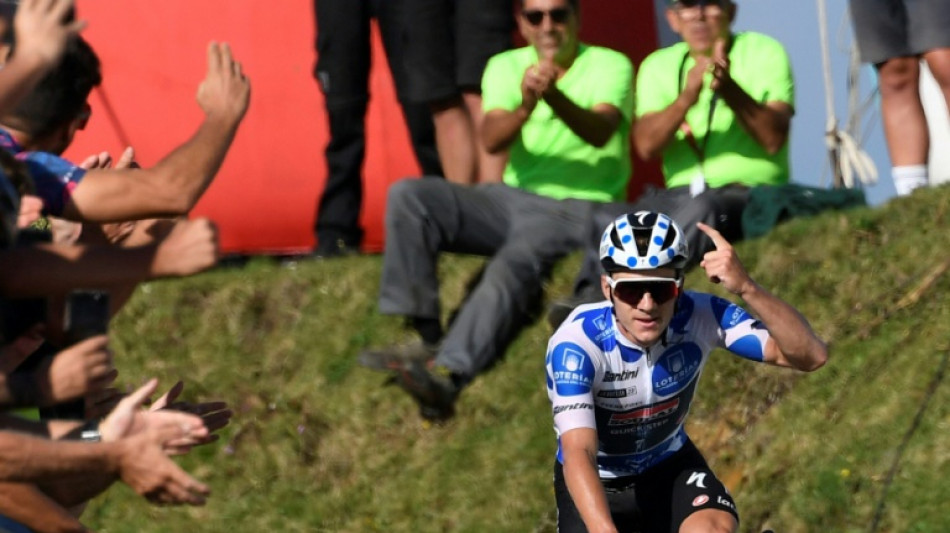 Evenepoel gana la 18&ordf; etapa al estilo Merckx y el Jumbo elige a Kuss