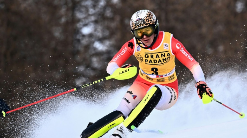 Holdener edges Shiffrin, Vlhova to win women's slalom 