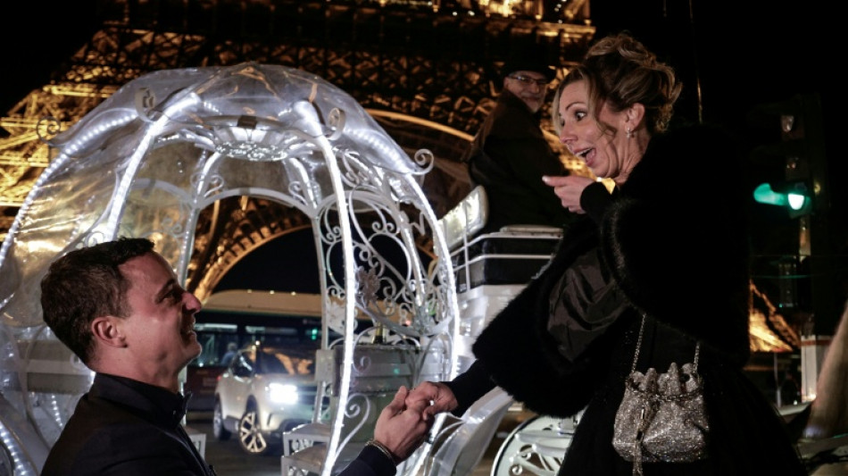 Pedidos de casamento cinematogr&aacute;ficos conquistam a cidade do amor