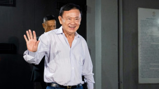 Thaïlande: Thaksin quitte le pays, un vote clé débute au Parlement