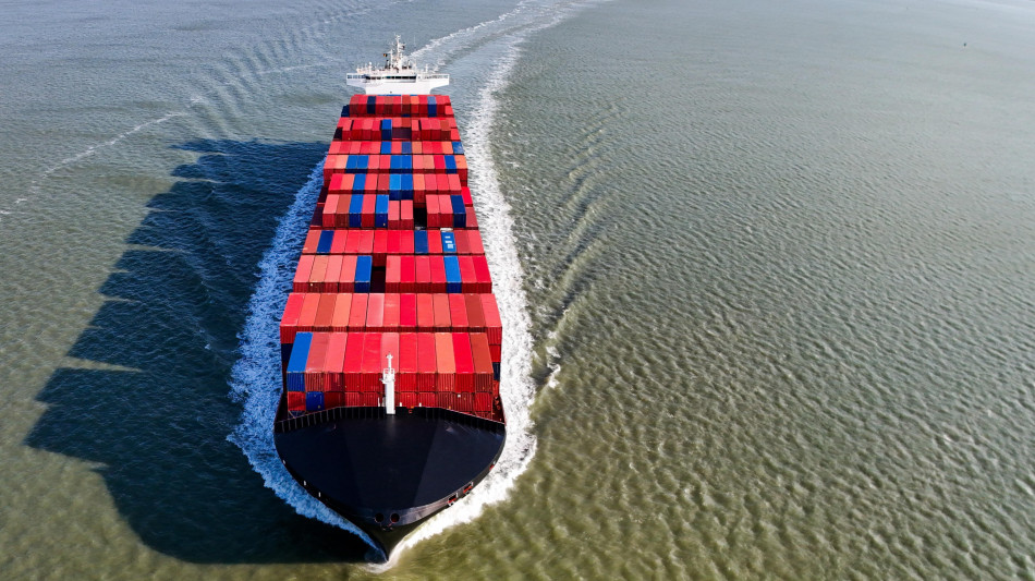 Petroliere attraversano lo Stretto di Hormuz