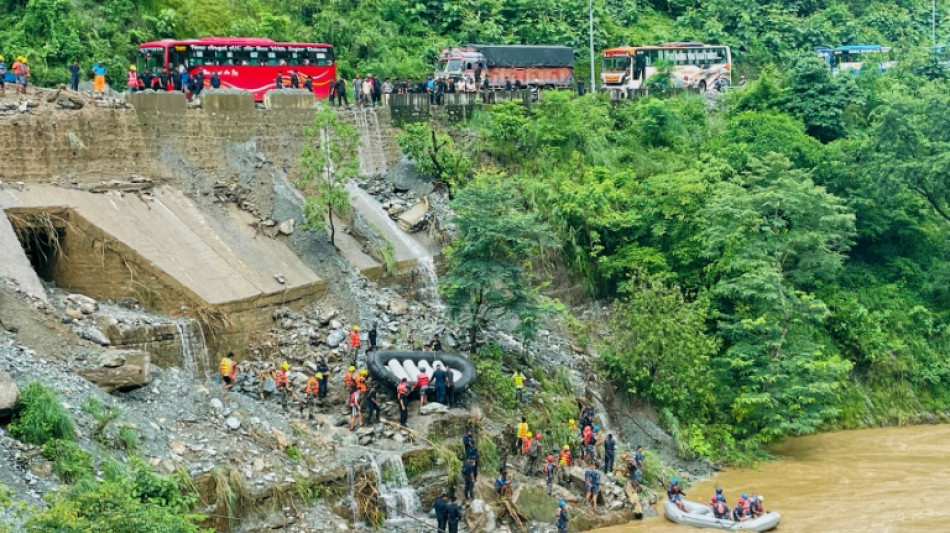 M&aacute;s de 60 desaparecidos por un corrimiento de tierra en Nepal