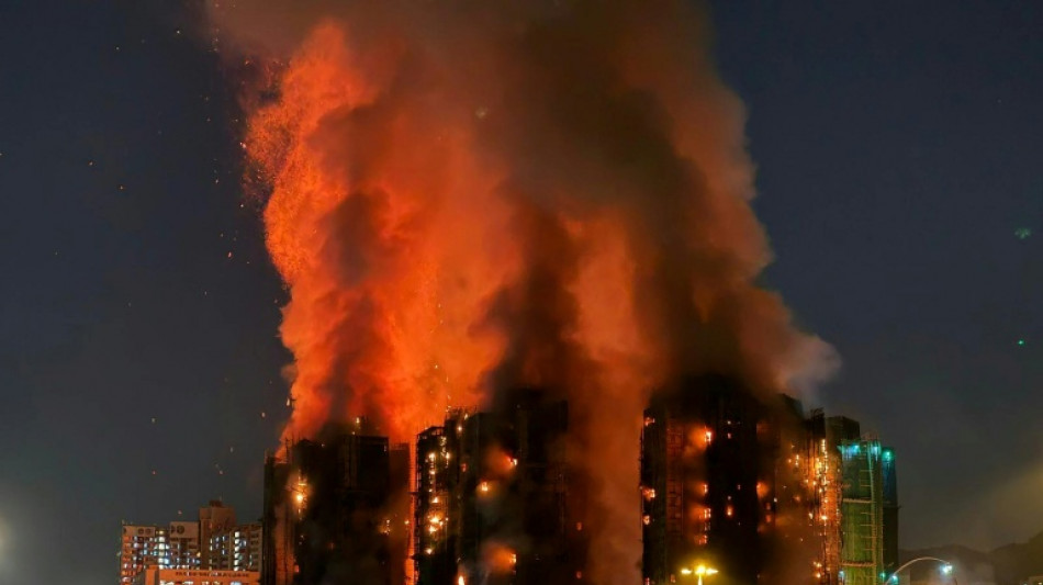 Al menos 13 muertos en un enorme incendio que arrasa un complejo residencial de Hong Kong