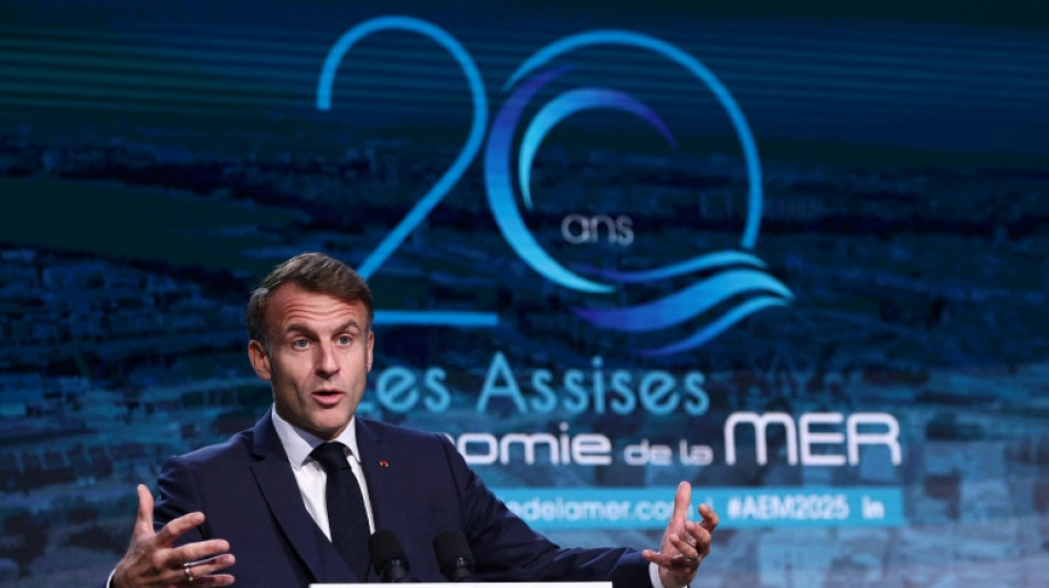 Budget: Macron critique ceux qui emp&ecirc;chent les "champions" d'avancer